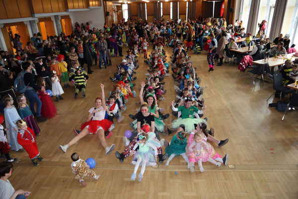 Bobfahren Kinderfasching Bad Aibling mit dem Animationsteam Johanna, Bernadette und Barbara