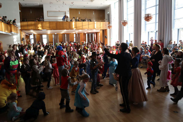Süßigkeiten für die Kinder beim Kinderfasching