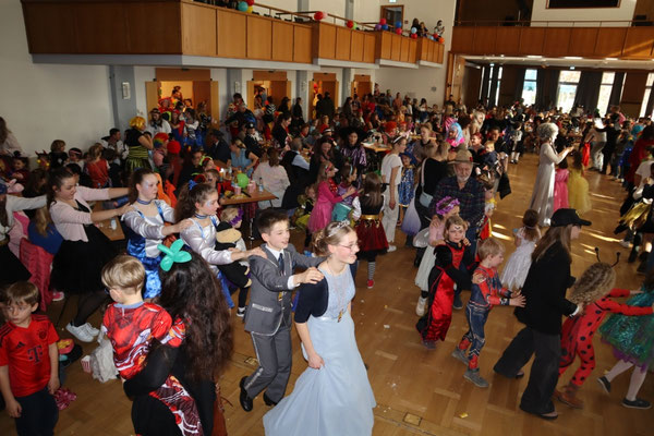 Polonaise beim Kinderfasching in Aibling