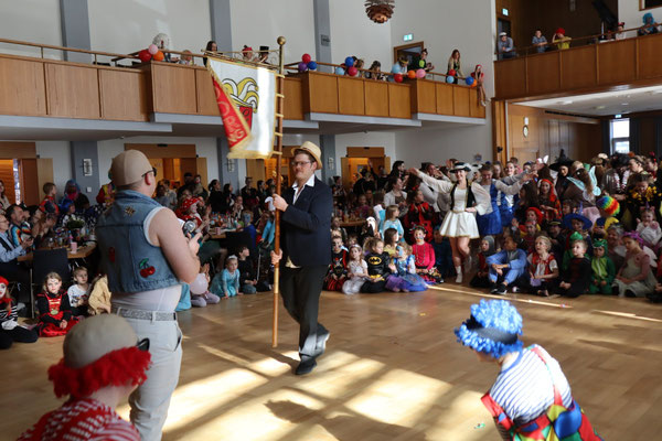 Einmarsch der Oberlandler Kinder-und Jugendgarde und der Bad Aiblinger Gilde