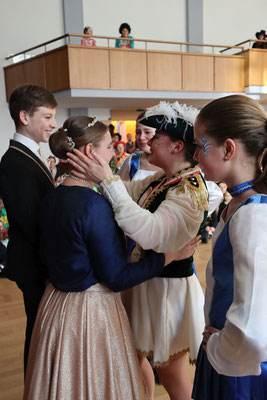 Ordensübergabe an Tamara, Schwester des Prinzen