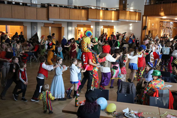 Polonaise der Faschingsbesucher Kinderfasching Bad Aibling