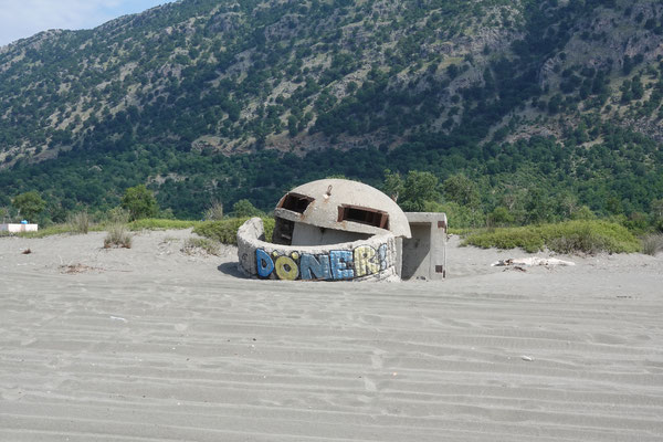 Rrjolli, einer von über 170'000 Bunkern in Albanien / one of over 170'000 bunkers in Albania