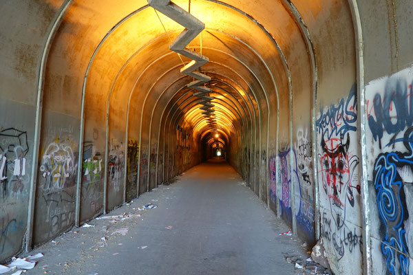 Yerevan, 500m langer Fussgängertunnel ins Zentrum / 1600 feet long pedestrian tunnel to down town