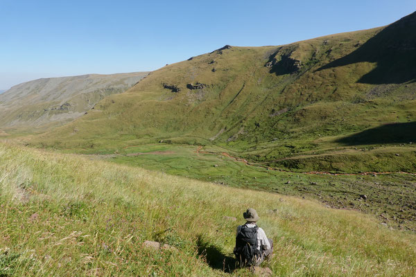 Wanderung des Aragats, um 18:00 hatten wir immer noch 470 Höhenmeter vor uns / Hiking Mt. Aragats, at 6PM we still had 1540 feet in altitude in front of us