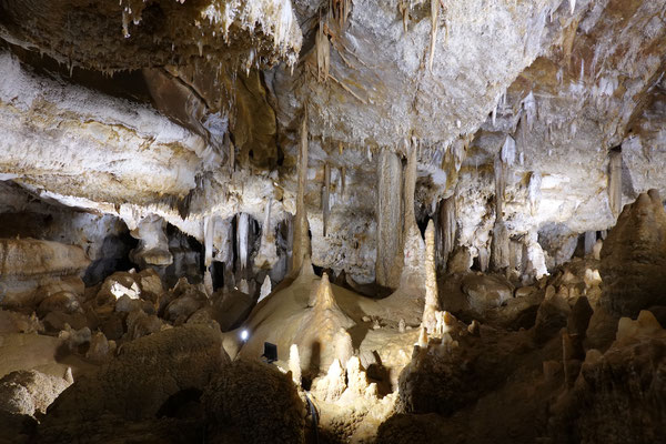 Katale Khor Höhle,  eine der einzigartigsten Kalksteinhöhlen der Welt / Katale Khor Cave, one the most unique limestone cave in the world