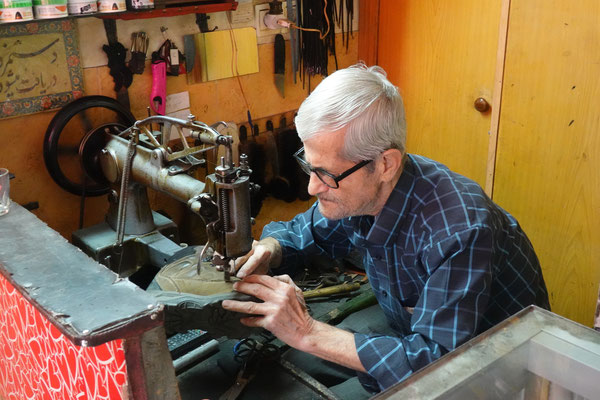 Tabriz, Stefans Schuhe flicken / fixing Stefans shoes