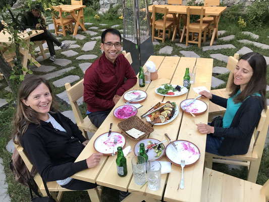 Dilijan, Abendessen mit Evelyn und Khoa aus der Schweiz :-) / Dinner with Evelyn and Khoa from Switzerland