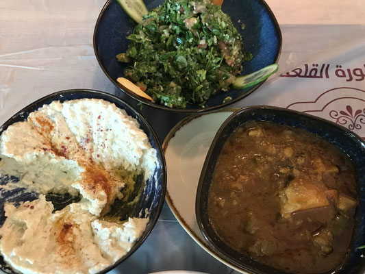 Hummus, Tabouleh und Gemüse Curry / Hummus, Tabouleh and veggie curry