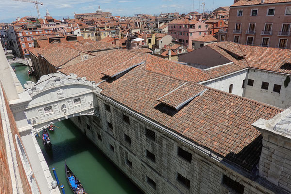 Venedig, Dogenpalast, Sicht auf die Seufzerbrücke und das Gefängnis / Venice, Doge Palace, view to the bridge of sighs and prison