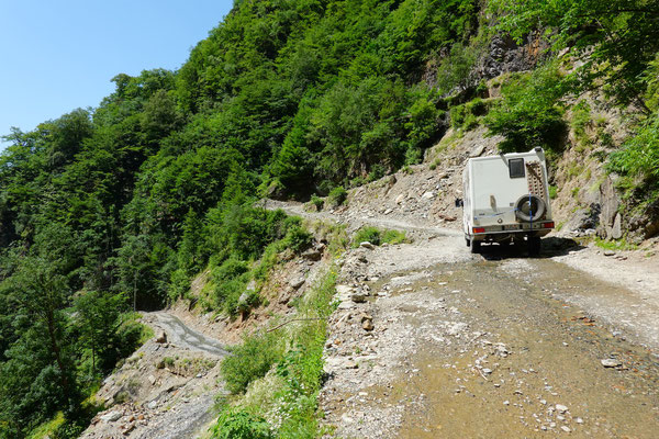 Abano Pass, eine berüchtigte 4x4 Passstrasse um ins abgelegene Tuschetien zu kommen / a notorious 4x4 mountain pass road to get to very remote Tusheti