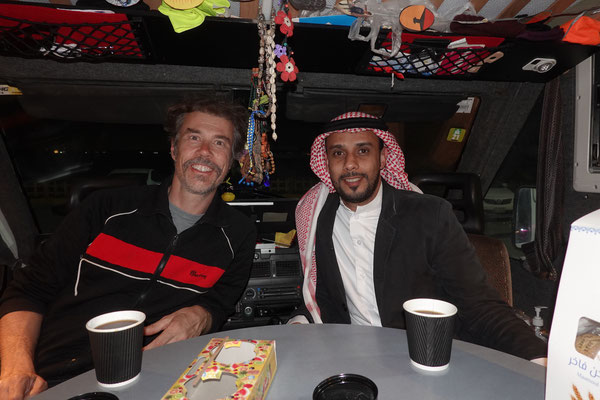 Al Ahsa, Teetrinken mit Abdullah und Hourya im Camper / drinking tea with Abdullah and Hourya in our van