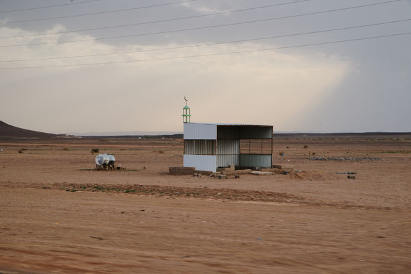 Kleine Moschee am Strassenrand / Small mosque at the side of the road