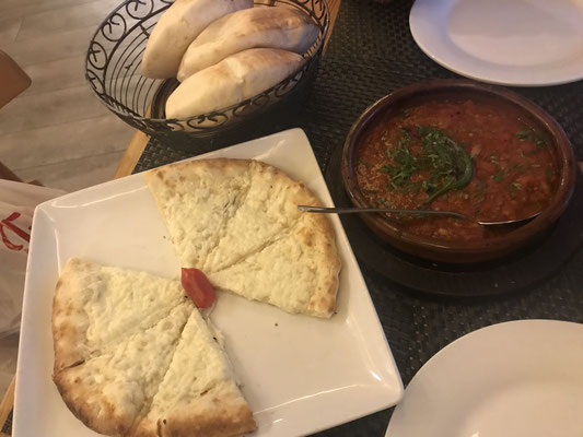 Manaqeesh mit Halloumi Käse & Gallayeh (Tomate) / with halloumi cheese & Gallayeh (tomato)