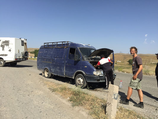 Amberd Festung – Gyumri, Helfen beim Auto flicken / Fort Amberd – Gyumri helping fixing their car