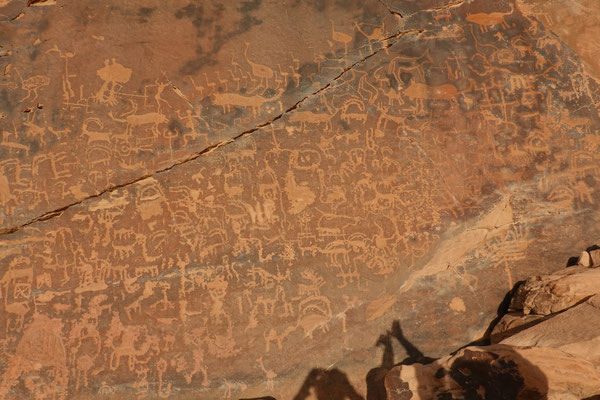 Graffiti Rock, 8'000 Jahre alte Felsmalereien / 8'000 years old rock carvings