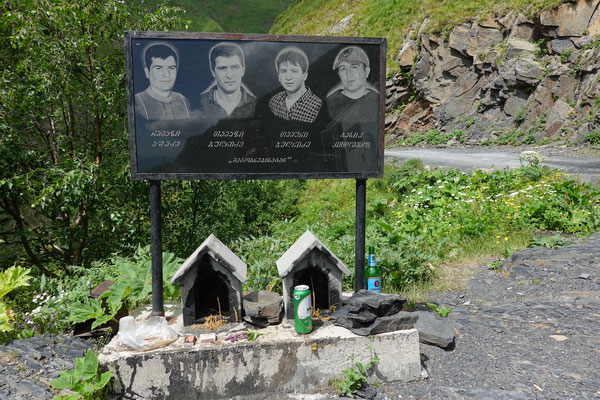 Abano Pass, etliche Gedenktafeln erinnern an die verunfalltem am Pass / several memorials remember those who had an accident at the pass 