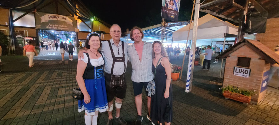 Udo und seine Frau leben in der 3. Generation in pomerode und sprechen immer noch deutsch in der Familie. Sehr sehr seltsamer ort. 
