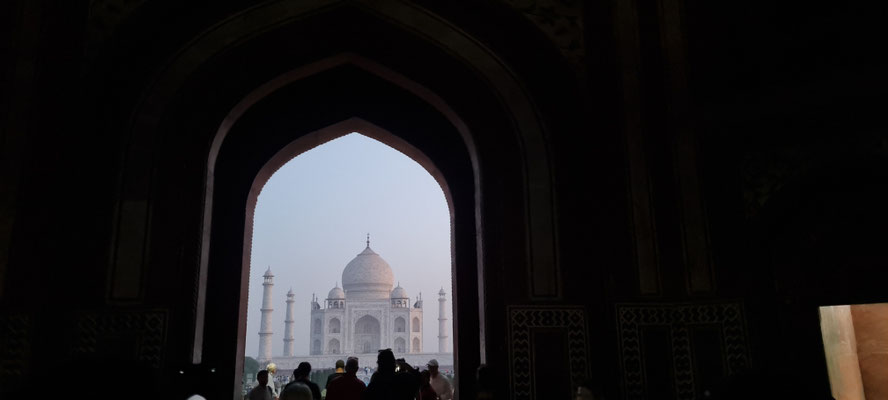 6 Uhr morgens - Erster Blick auf den taj mahal 