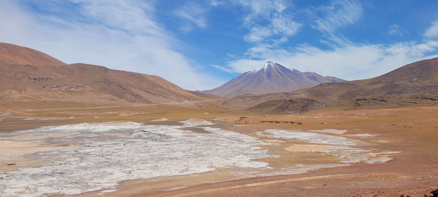 Berg im Hintergrund ca 6000 m