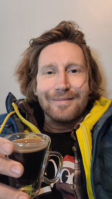 Max glücklich wenns mal keinen britschal Kaffee gibt