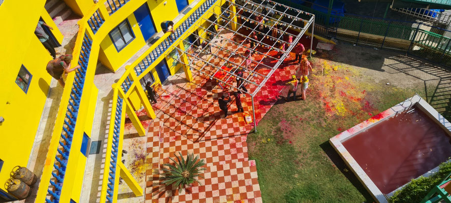 Der Pool in unserem hotel nach dem holi ist auch rot