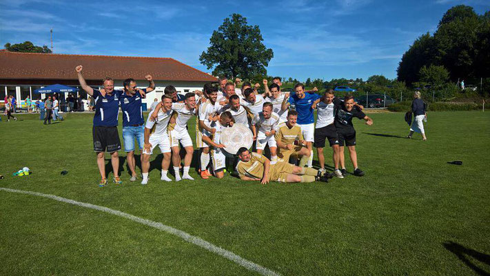 Das Meisterteam aus Sankt Martin jubelt