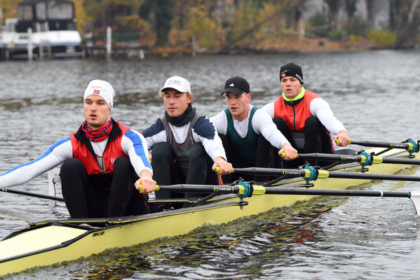 Johannes Lotz (Hanauer Rudergesellschaft 1879), Anton Finger (Berliner Ruder-Club), Franz Werner (Pirnaer RV), und David Junge (RC Potsdam). Foto: 2000meter.de