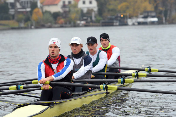 Johannes Lotz (Hanauer Rudergesellschaft 1879), Anton Finger (Berliner Ruder-Club), Franz Werner (Pirnaer RV), und David Junge (RC Potsdam). Foto: 2000meter.de