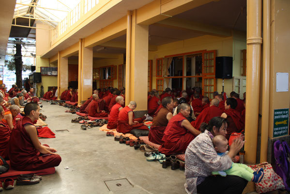 Im Tempel des Dalai Lama versammeln sich jeden Tag die Gläubigen