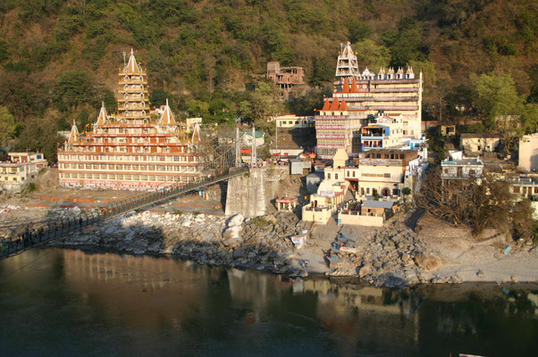 Ganz anders zeigt sich Indien an unserer ersten Station der Reise, dem Pilgerort Laxman Jhula am heiligen Ganges