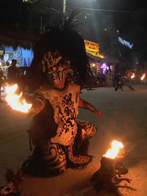 ... wenn die Mayas in den Straßen ihre rituellen Tänze vorführen ...