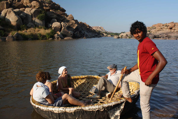 Ein weiterer Höhepunkt: Die Bootsfahrt auf dem Fluss Tungabhadra, der durch Hampi fließt