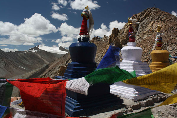 Den Pass krönen heilige Stupas