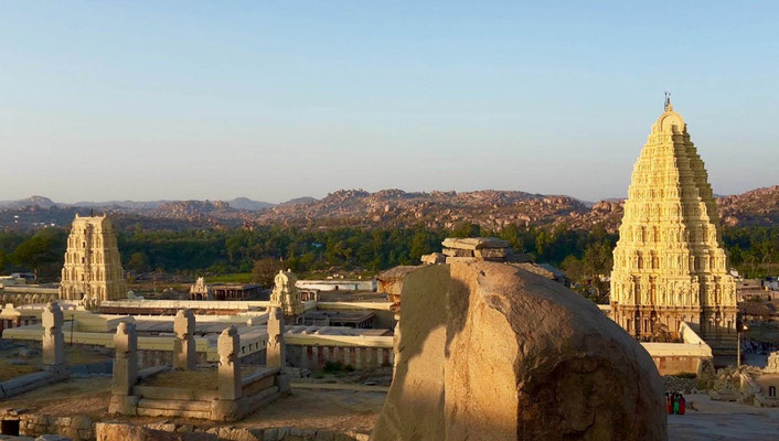 Hampi ist berühmt für seine 1000 Tempelruinen in einer irreal schönen Felslandschaft