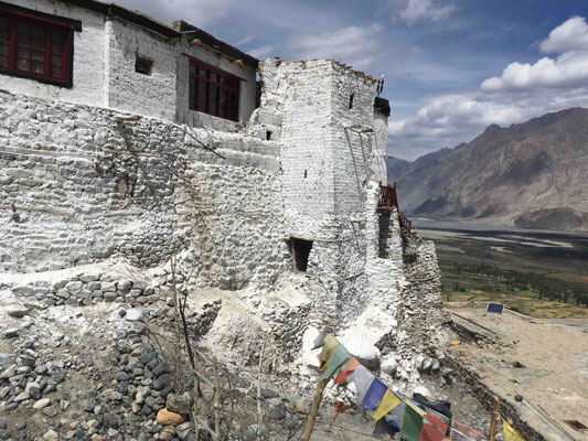 Trotz der Weltabgeschiedenheit überragt ein mächtiges Kloster das Tal: Diskit Monastery