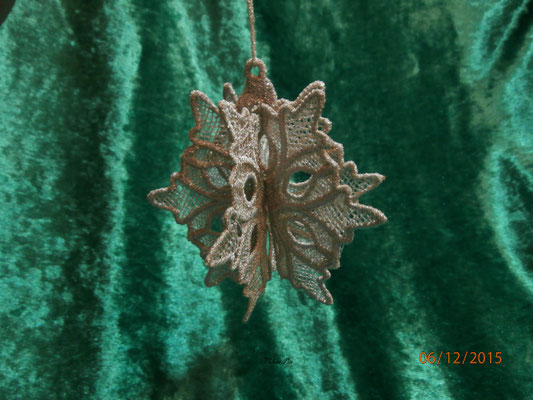 3D Schneeflocke mit Glitzergarn gestickt