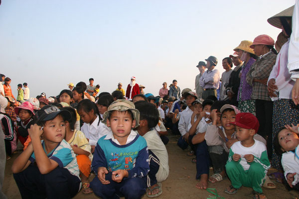 Enfants en attente de recevoir le matériel pédagogique