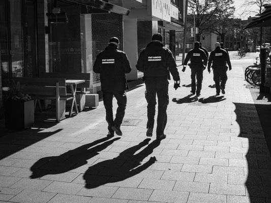 23. März 2020  Shutdown / Mitarbeiter des Ordnungsamtes kontrollieren die Einhaltung der Corona Regeln