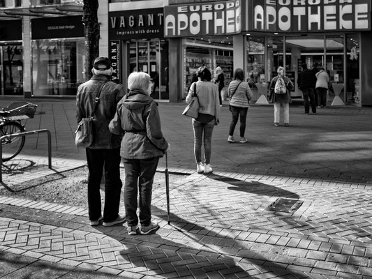 16. April 2020 Anstellen vor der Europa Apotheke, Mindestabstand 1,50 Meter