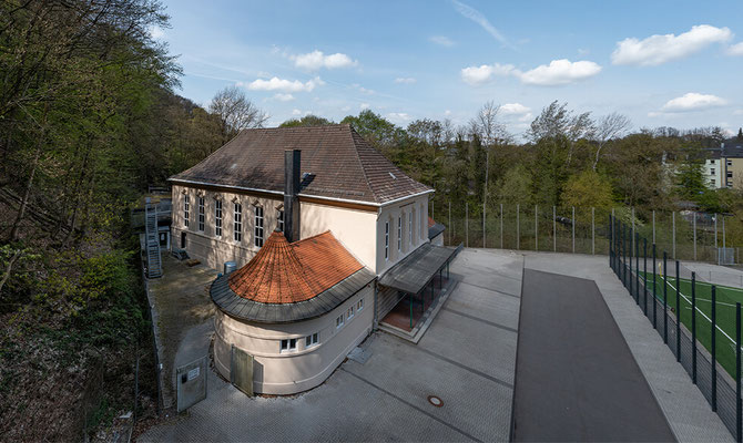 Sanierung Sporthalle Hubertusallee in Wuppertal - Außenaufnahme - halbe Vogelperspektive