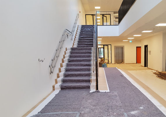 Neubau Kita mit Familienzentrum in Bergheim-Ahe, Treppe mit Blick ins Foyer