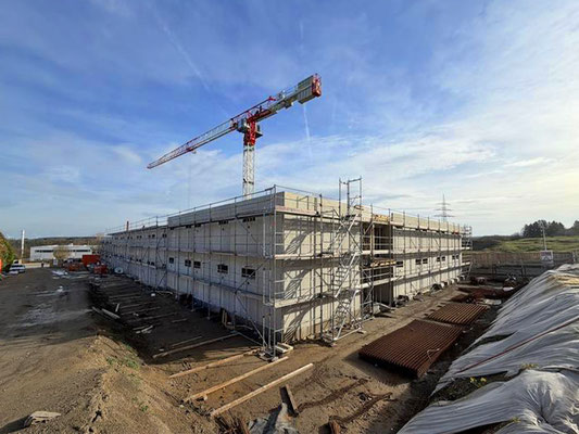 473_Übergangsunterkunft Kelmesberg Kupferstadt Stolberg, das Gebäude wächst