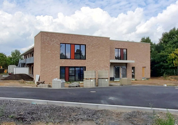 Neubau Kita mit Familienzentrum in Bergheim-Ahe, Gebäude-Ansicht Süd-Ost mit Haupteingang 