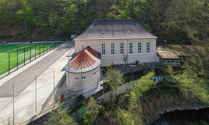 Sanierung Sporthalle Hubertusallee in Wuppertal - Außenaufnahme - Vogelperspektive seitlich vom Bach her