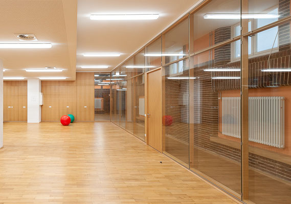 Sanierung und Umnutzung einer historischen Turnhalle zum Nachwuchsleistungszentrum, Blick aus dem Fitnessstudio in den Flur