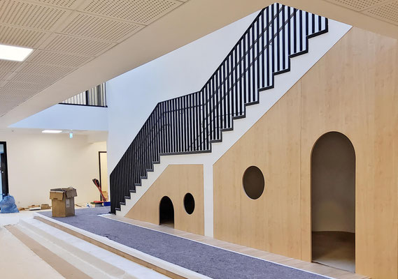 Neubau Kita mit Familienzentrum in Bergheim-Ahe, Höhle unter der Treppe