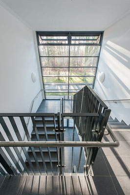 Erweiterung Laborgebäude 51 in Modulbauweise, DLR in Köln, Treppenhaus