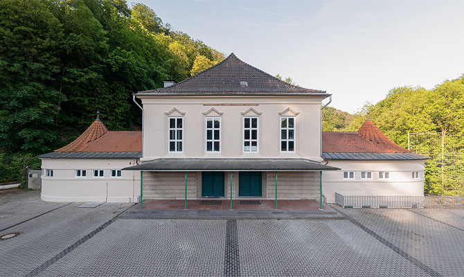 Sanierung Sporthalle Hubertusallee in Wuppertal - Außenaufnahme - Zentriert Vorne