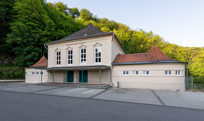 Sanierung Sporthalle Hubertusallee in Wuppertal - Außenaufnahme - Blick von Rechts